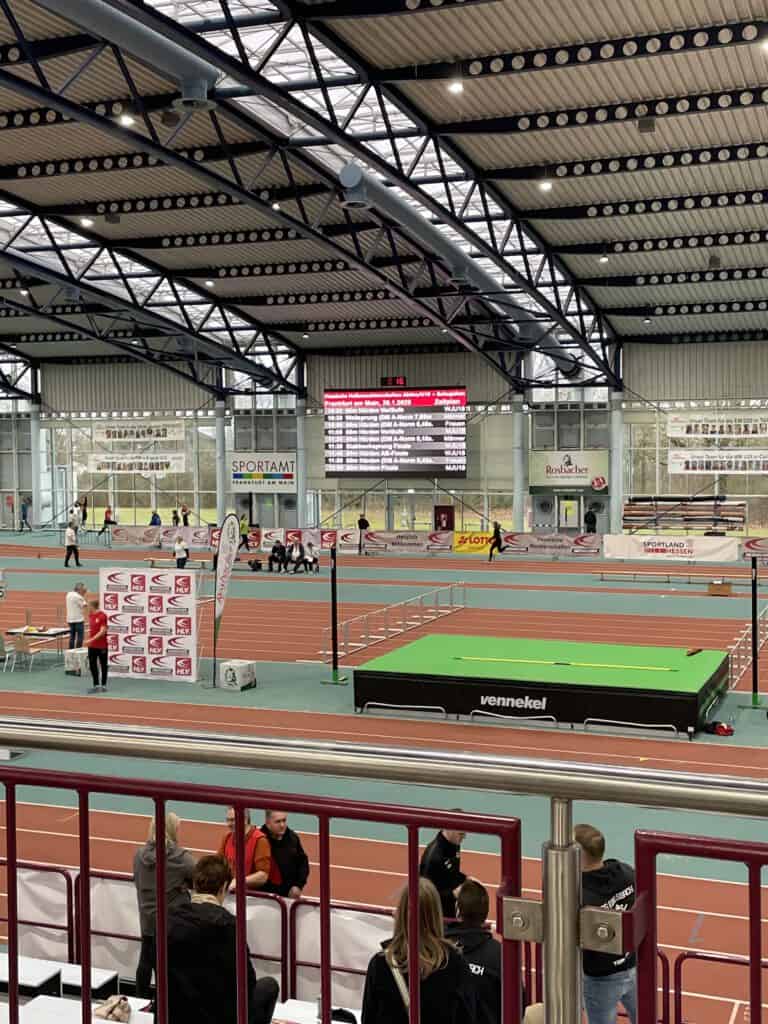 Leichtathletikhalle von oben fotografiert mit Anzeigetafel.